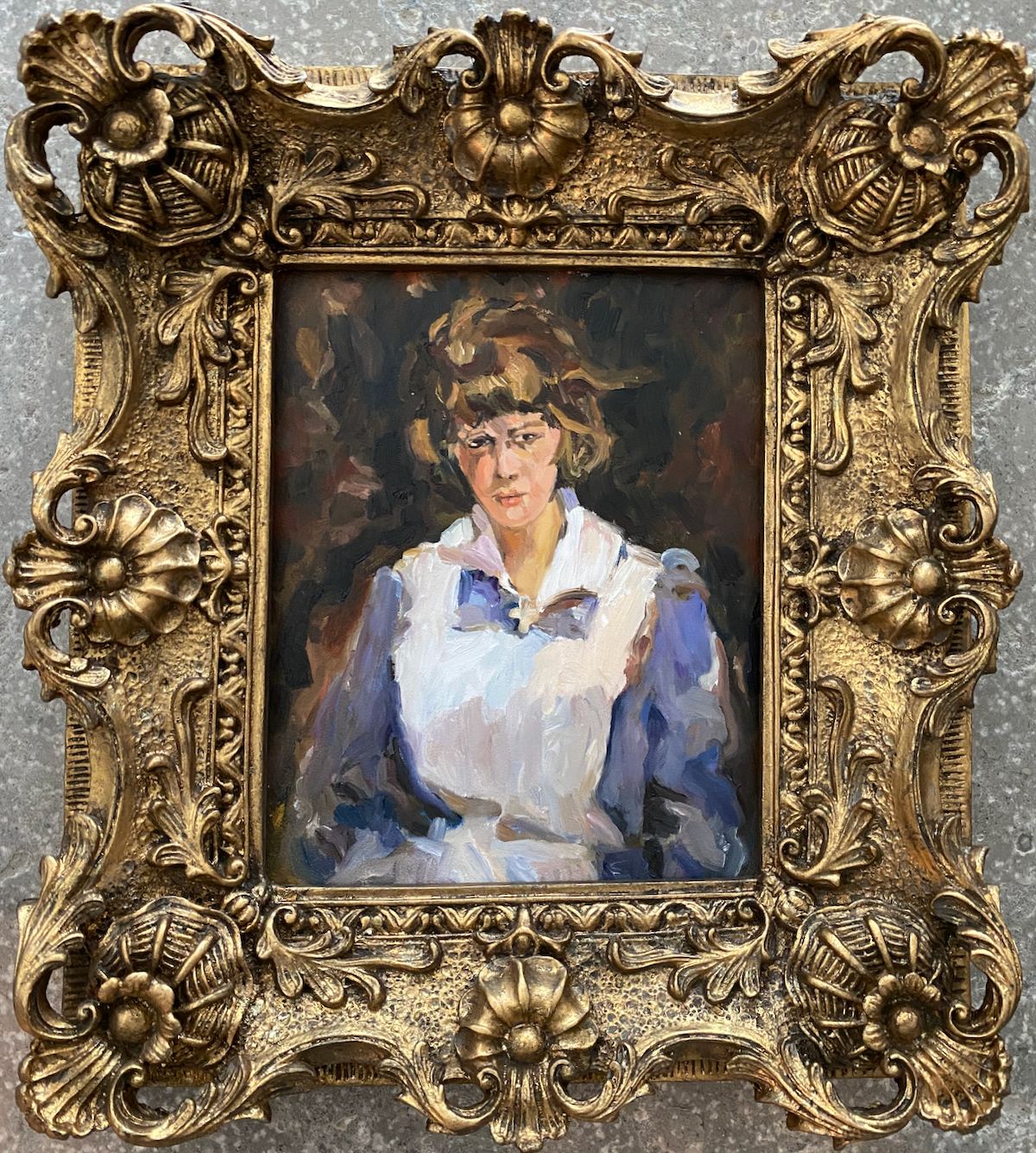 jong verpleegstertje met kort bruin haar met blauwe blouse en witte schort