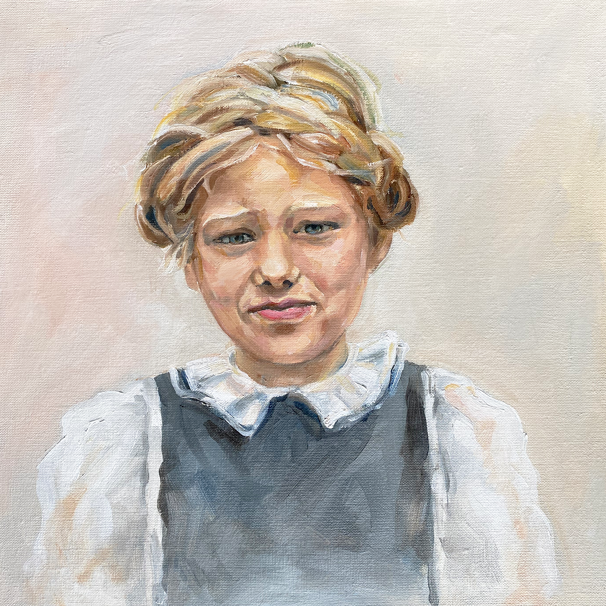 Schilderij van een jong meisje met donkergrijs jurkje en witte blouse tegen een zacht getinte achtergrond