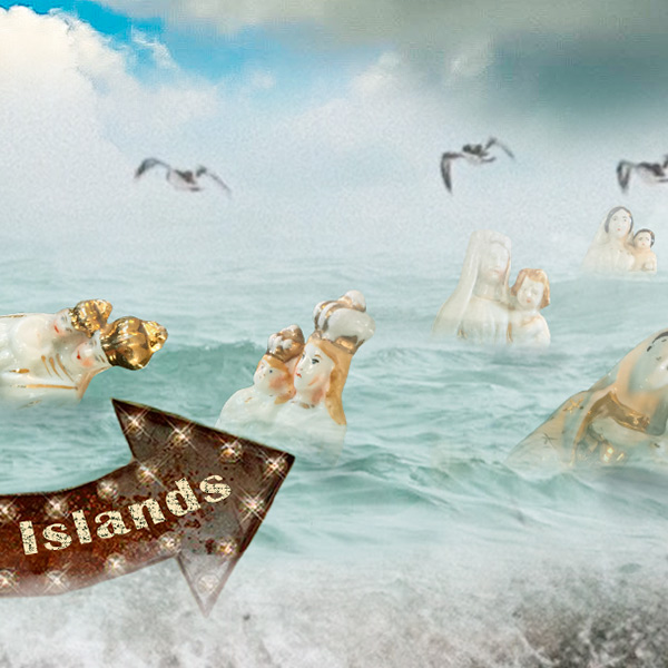 Detail van porceleinen beeldjes die in de verte drijven richting Virgin Islands. In de lucht vliegen meeuwen in een nevelige lucht. Marloes Otten 