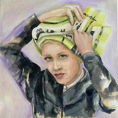 olieverf portret van dame met hermes sjaal uit jaren 40 tegen lila achtergrond