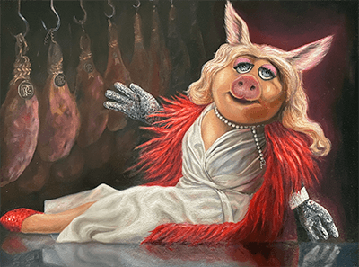 Varken met het uiterlijk van Miss Piggy met baljurk op zwarte glanzende piano. Op de achtergrond zijn gedroogde hammen geschilerd, zoals in een slagerij