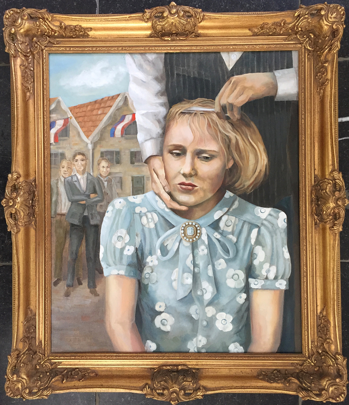 op de voorgrond is een meisje met blauwe bloemtjes blouse. Haar haar wordt ruw geknipt door een man. Op de achtergrond staan lachende omstanders en hangt de Nederlandse vlag uit.