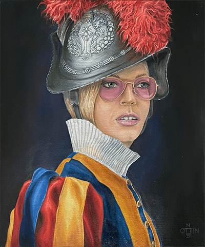 vrouw in kleding van de Zwitserse Garde met roze Ray-Ban bril - Woman in clothes of Swiss Guard with pink Ray-Ban sunglasses